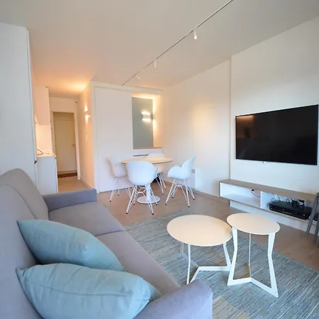 Coastal Retreat With Terrace דירה