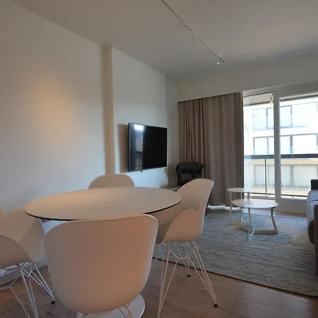 Coastal Retreat With Terrace דירה *