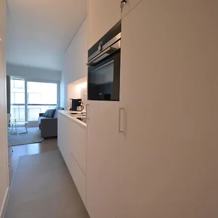 Coastal Retreat With Terrace דירה